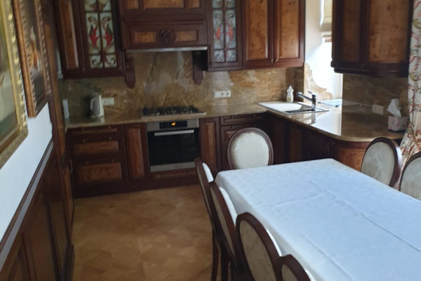 Отдельно стоящее здание в историческом центре Львова